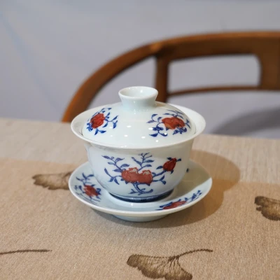 Расписная фарфоровая чаша с крышкой, выполненная в сине-белых тонах, из Цзиндэчжэня, с подглазурной красно-белой ручной росписью. Расписная фарфоровая чаша с крышкой, выполненная в сине-белых тонах, из Цзиндэчжэня, с подглазурной красно-белой ручной росписью.