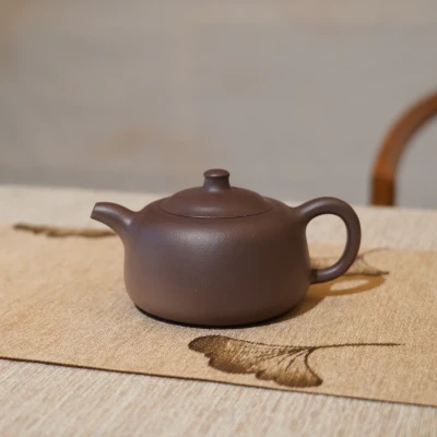 Чайник ручной работы из фиолетовой глины 180 мл Чайник ручной работы из фиолетовой глины 180 мл